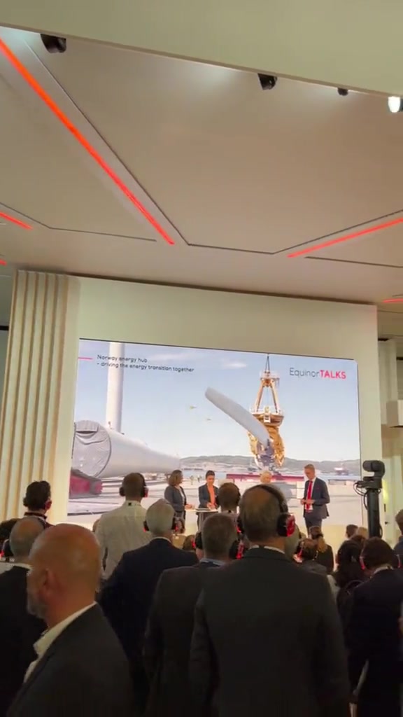 Publikum med røde silent disco-headset under Equinor Talks